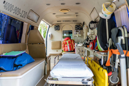 急转院？嘉定成人急救车租赁机构教你选择安全可靠的服务