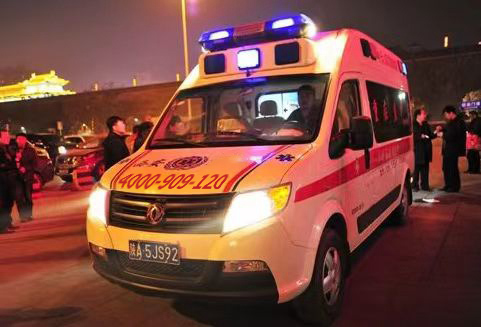 负压医疗急救车租用电话号码，小微救护车为出院路保驾护航。