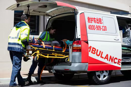 上海私人救护车电话号码，全程贴心救护车服务。