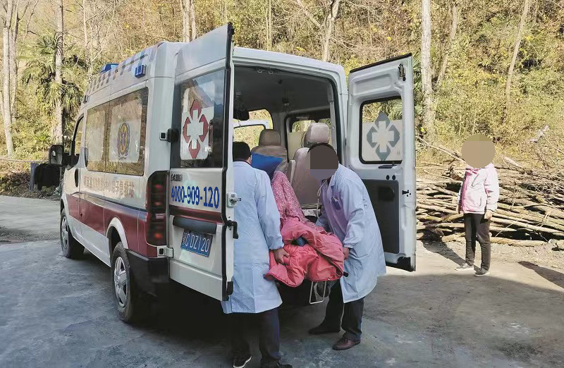 金山私人零负压救护车电话，出院接送归家的宠儿。